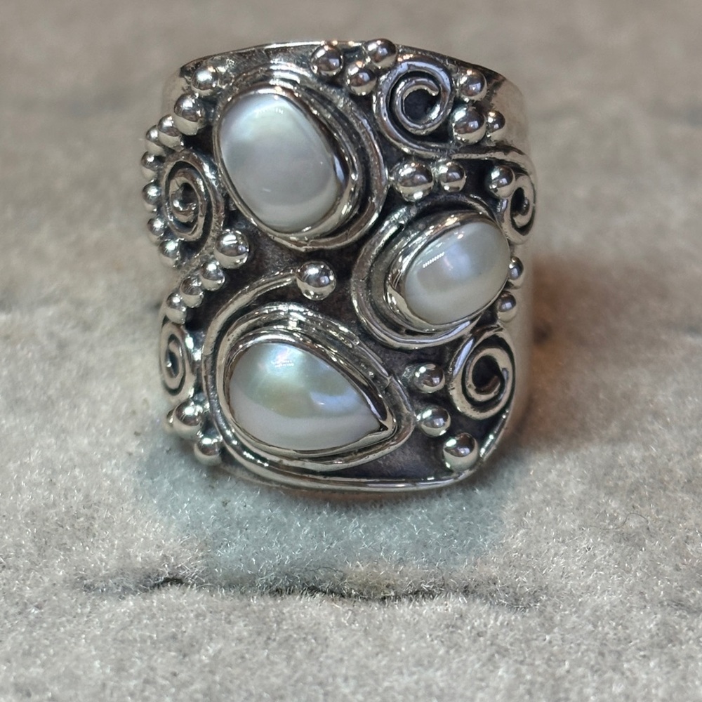 Elegant Silver Pearl Ring Sz. 7 Not fully soldered to the edge on bottom